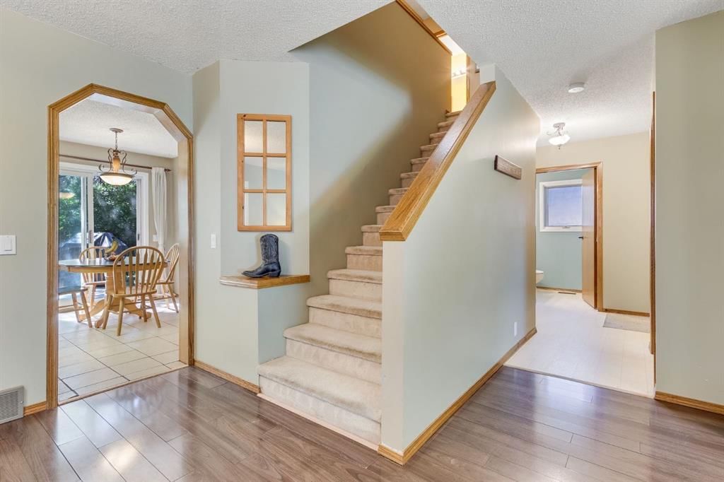 212 Mckerrell Way SE, Calgary — photo 5 of 39