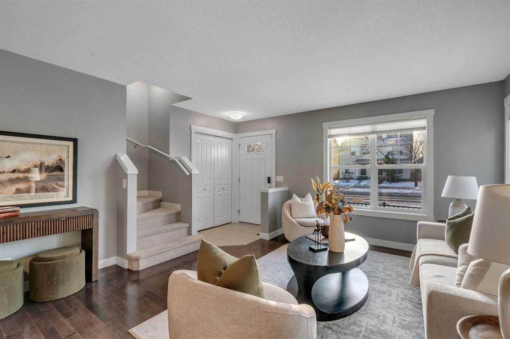 526 Mckenzie Towne Drive SE, Calgary — photo 4 of 30