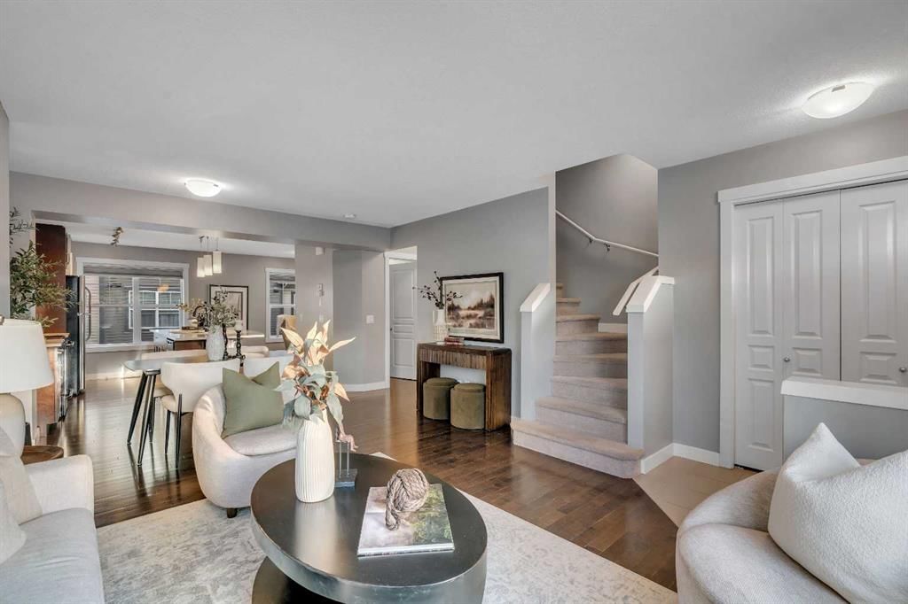 526 Mckenzie Towne Drive SE, Calgary — photo 5 of 30