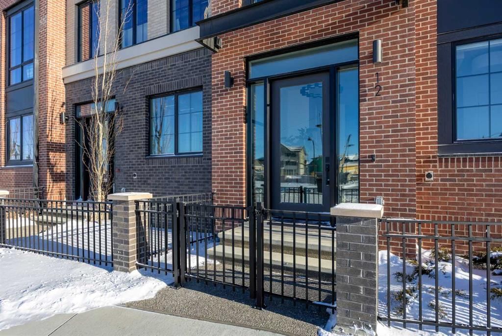 12 Greenwich Heath NW, Calgary — photo 2 of 49