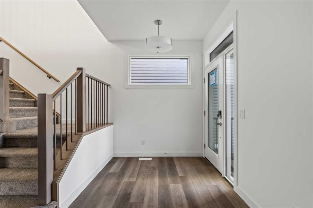 208 Starling Place NW, Calgary — photo 2 of 33