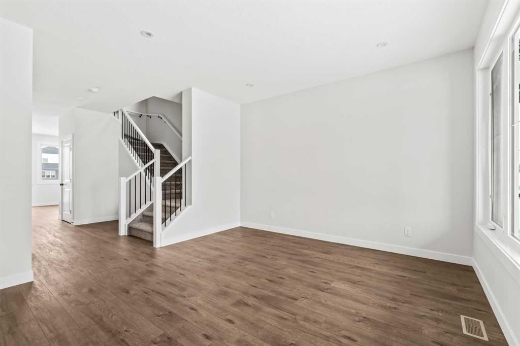 19749 45 Street SE, Calgary — photo 3 of 33