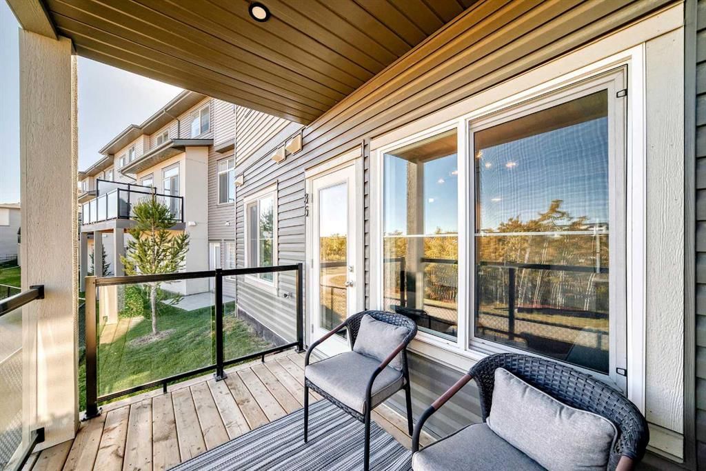 35 Spring Creek Common SW, Calgary — photo 3 of 21