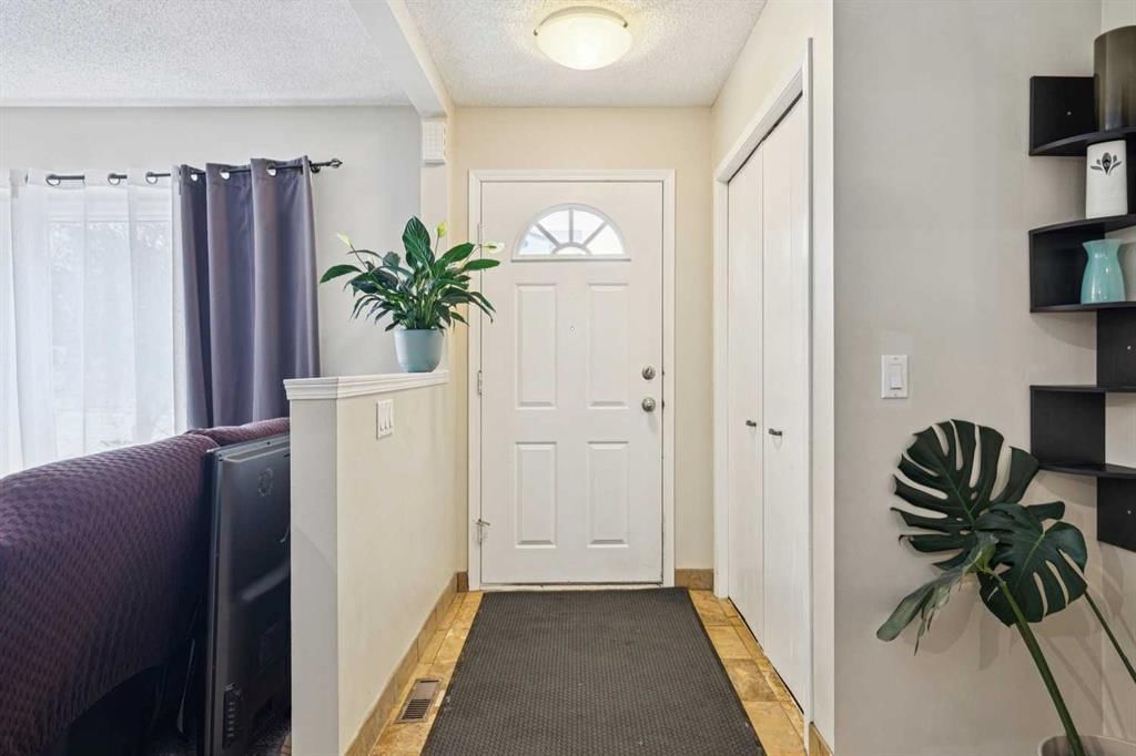 206 Cedarwood Park SW, Calgary — photo 2 of 25