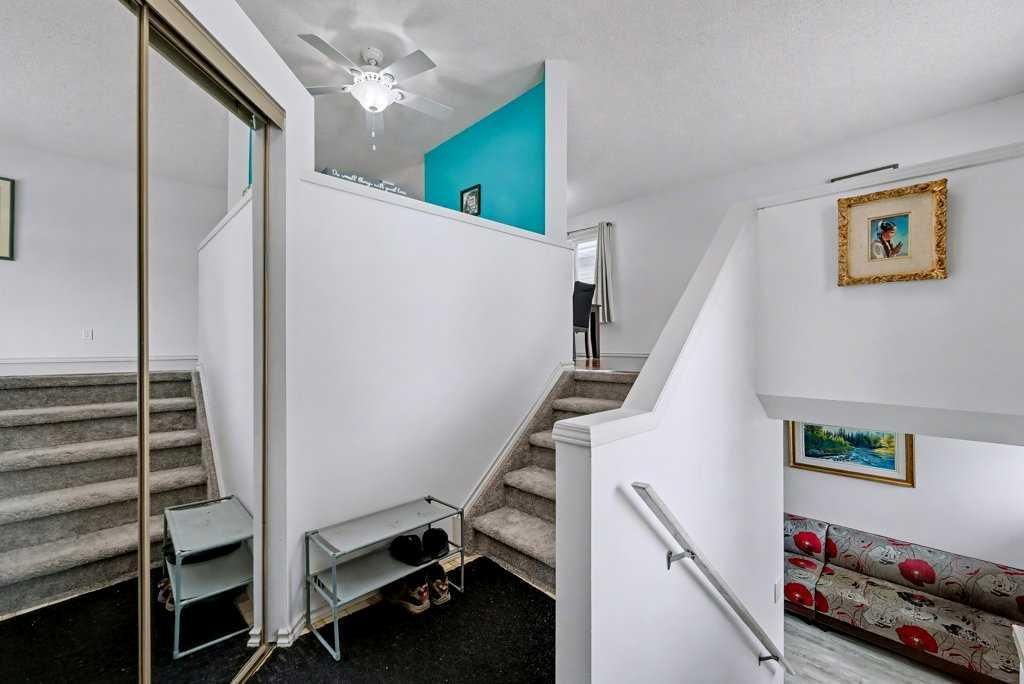 29 Erin Green Way SE, Calgary — photo 3 of 38