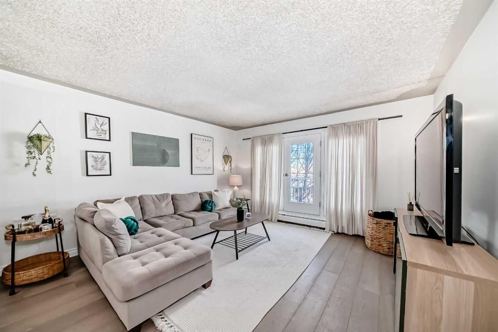 10, 1813 25 Avenue SW, Calgary — photo 3 of 13