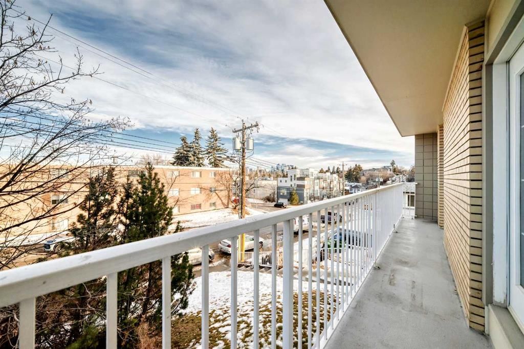 10, 1813 25 Avenue SW, Calgary — photo 4 of 13