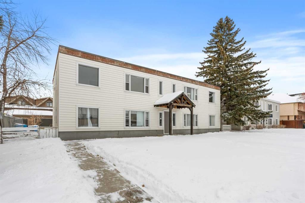 2209 Westmount Road NW, Calgary — photo 2 of 33