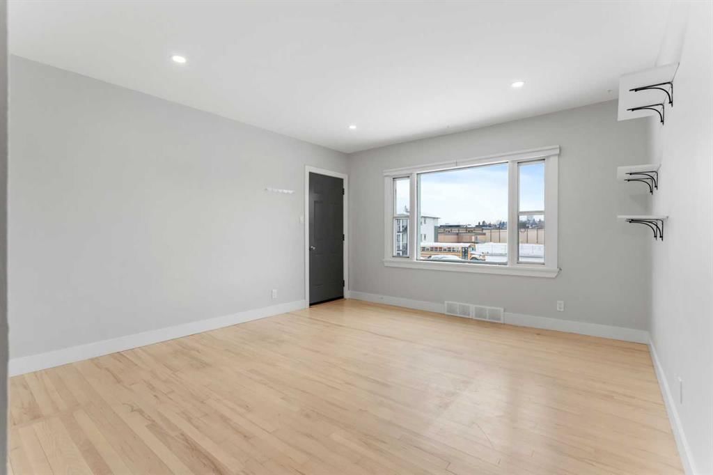 2209 Westmount Road NW, Calgary — photo 3 of 33