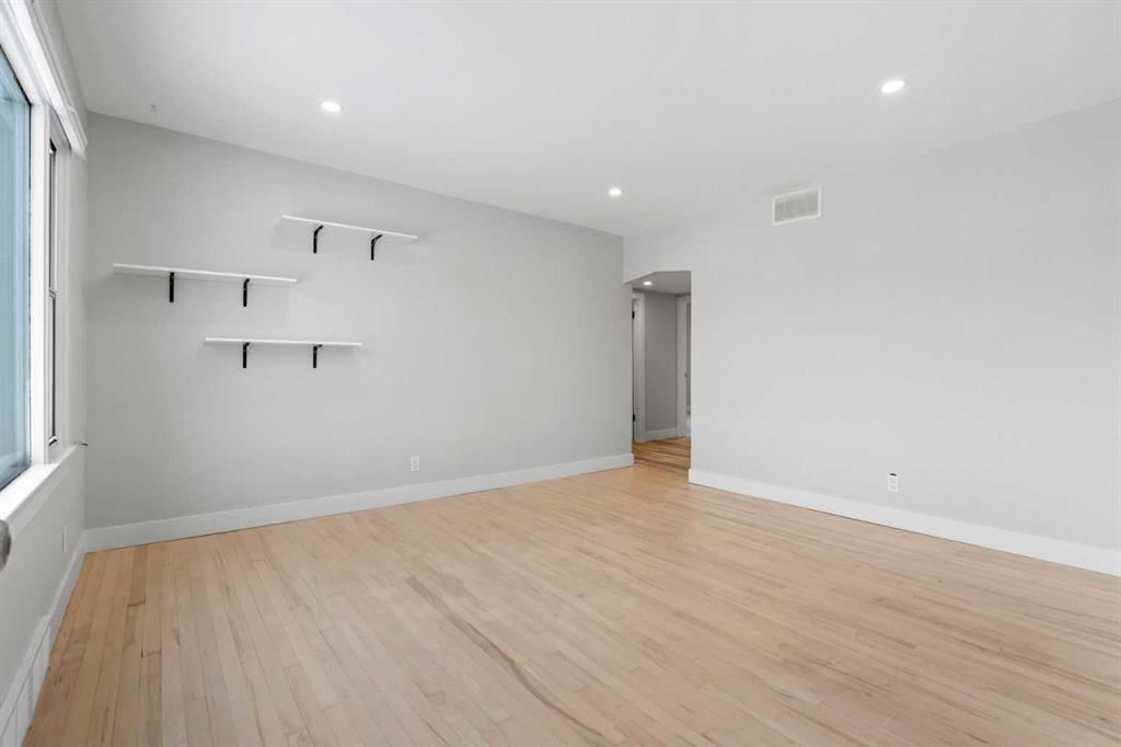 2209 Westmount Road NW, Calgary — photo 4 of 33