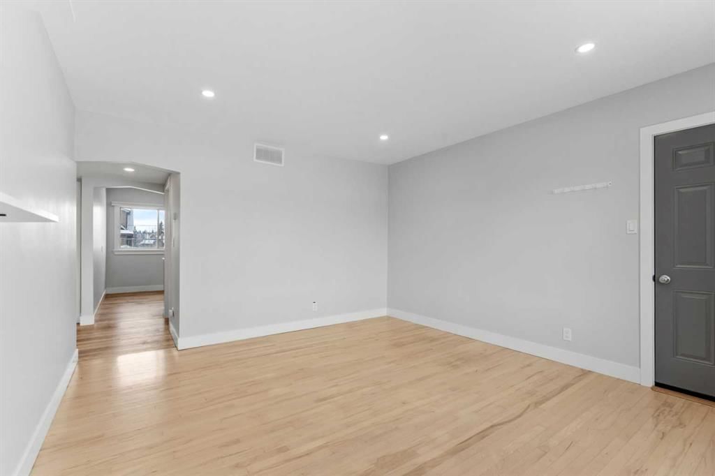 2209 Westmount Road NW, Calgary — photo 5 of 33