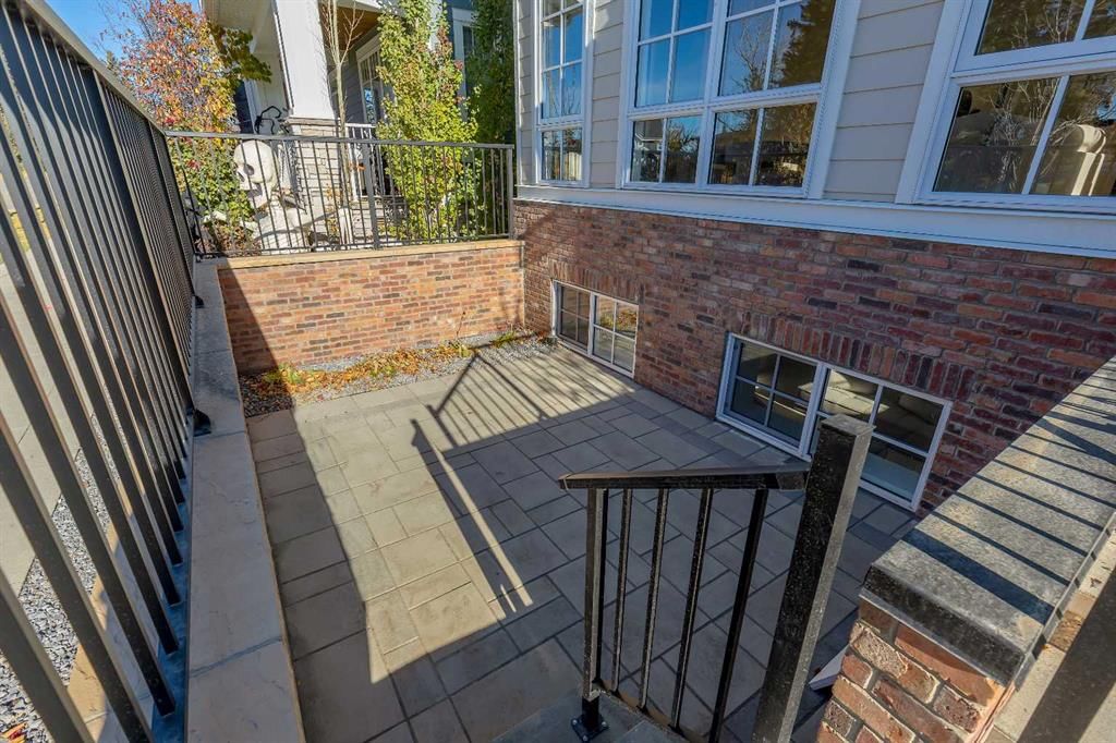 210 Alexandria Green SW, Calgary — photo 4 of 45