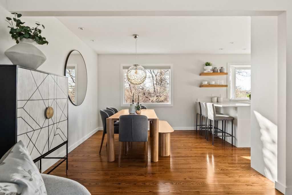 1571 Windsor Street NW, Calgary — photo 5 of 44