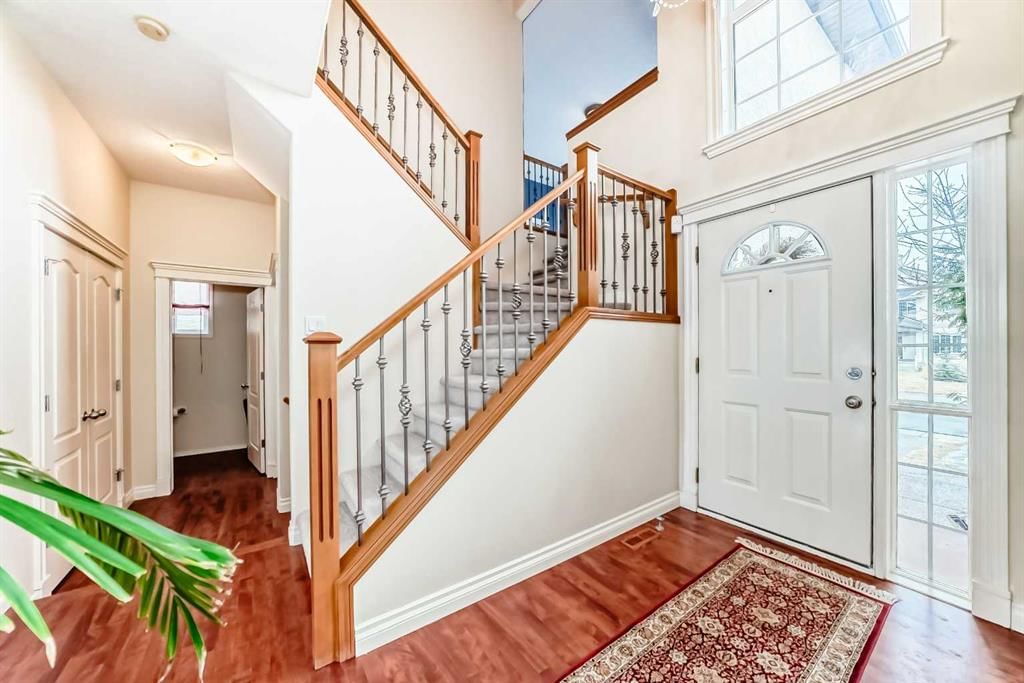 68 Strathlea Close SW, Calgary — photo 2 of 41