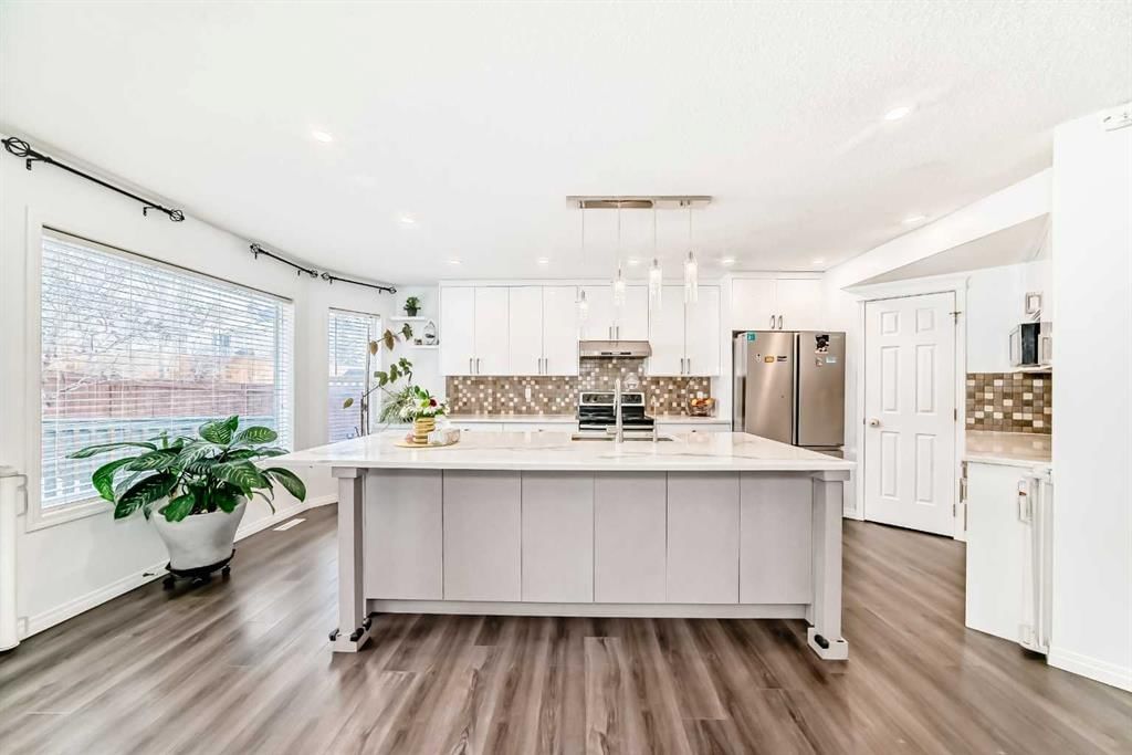 71 Millrise Square SW, Calgary — photo 4 of 35