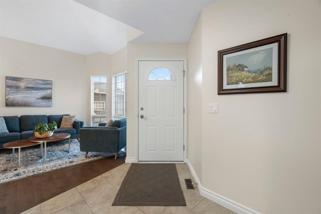 209 Hawkstone Drive NW, Calgary — photo 3 of 46