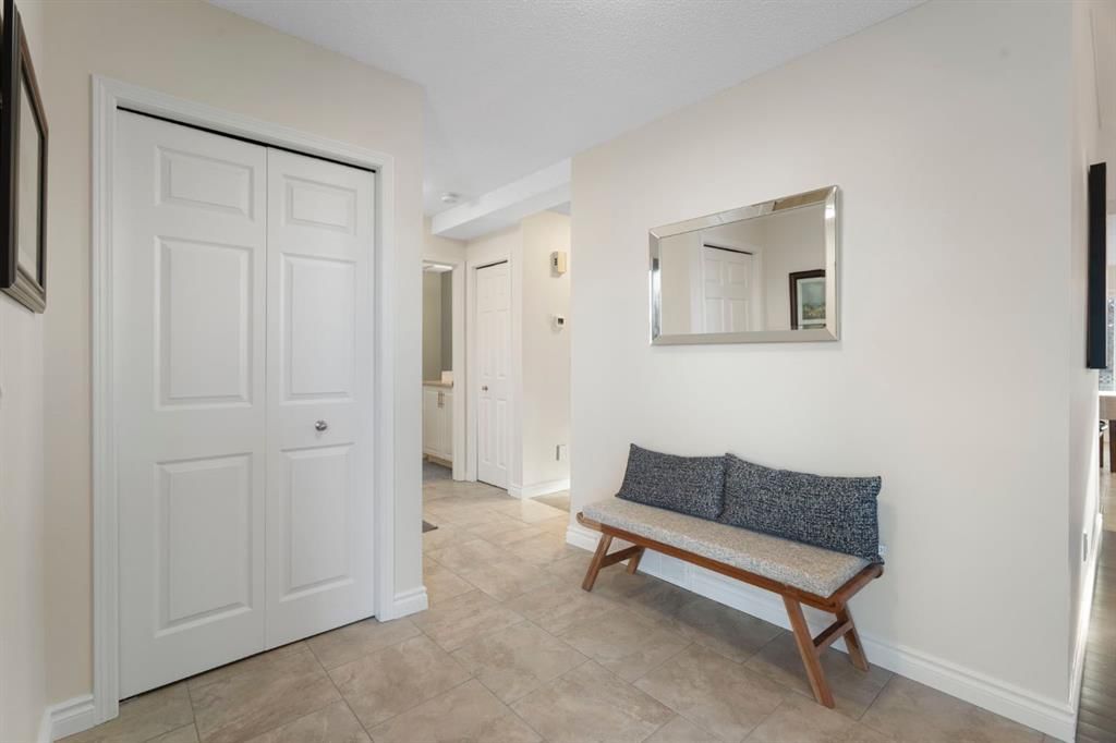 209 Hawkstone Drive NW, Calgary — photo 4 of 46