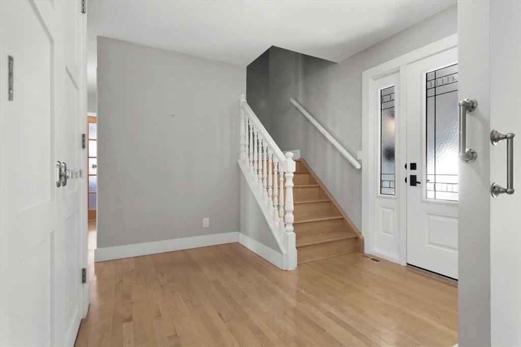 15 Oakmount Place SW, Calgary — photo 3 of 43