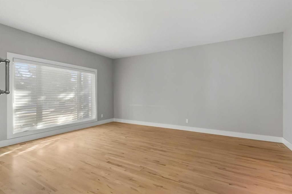 15 Oakmount Place SW, Calgary — photo 4 of 43