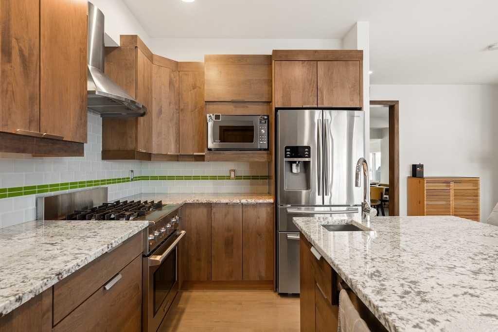 924 8 Avenue SE, Calgary — photo 2 of 41