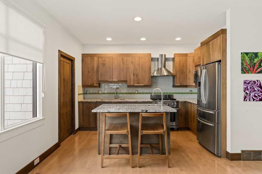 924 8 Avenue SE, Calgary — photo 3 of 41
