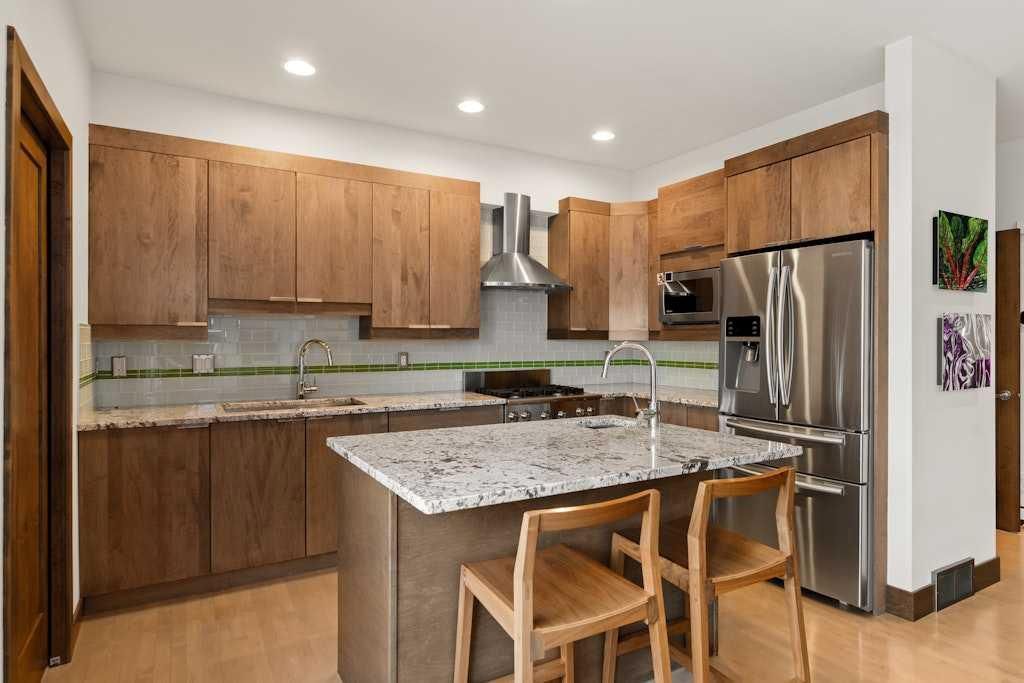 924 8 Avenue SE, Calgary — photo 4 of 41