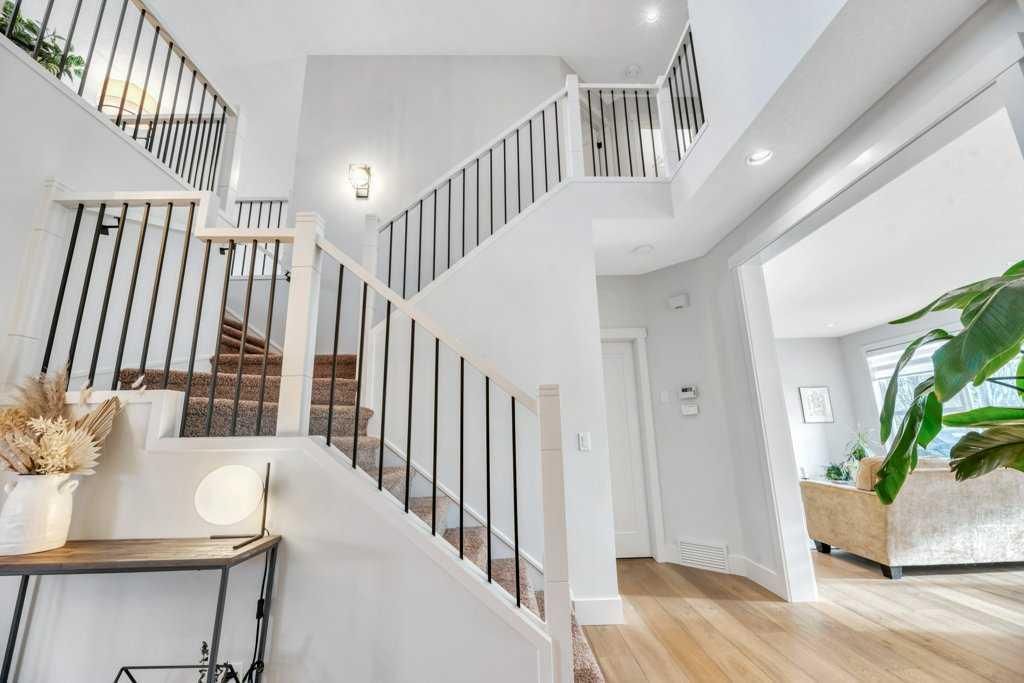 225 Discovery Ridge Way SW, Calgary — photo 3 of 49