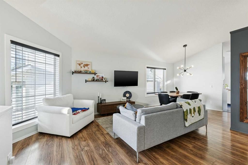 103 Hawkmount Green NW, Calgary — photo 5 of 34