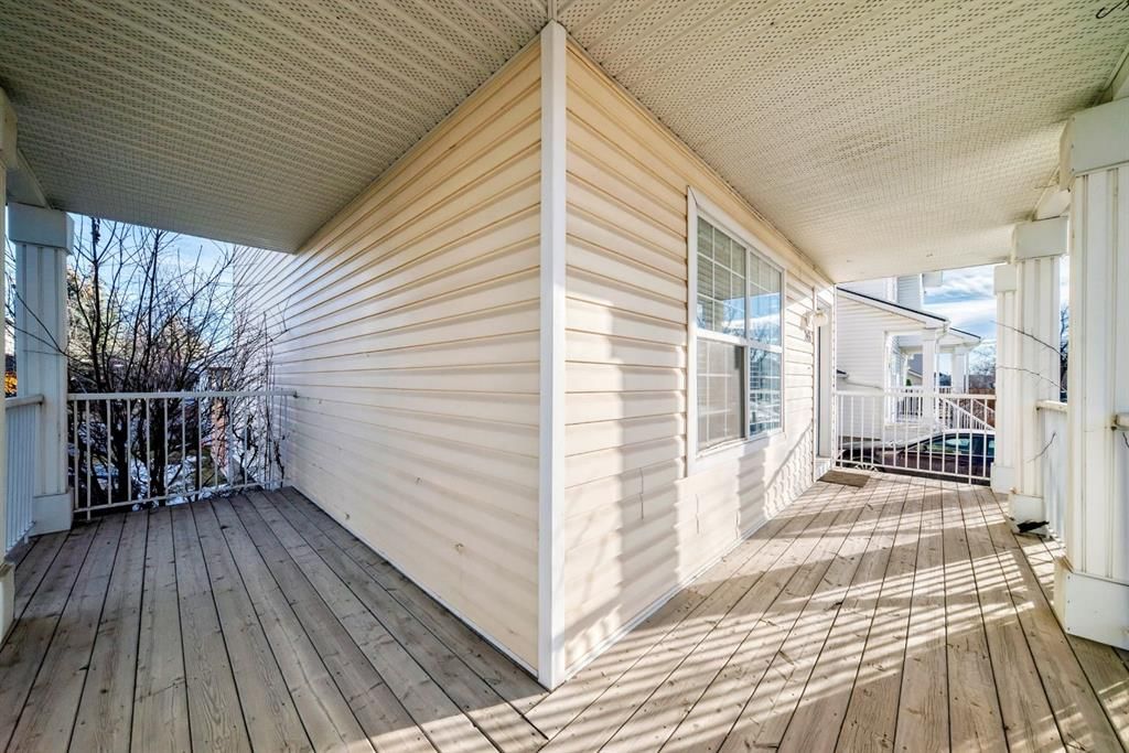 213 Prestwick Circle SE, Calgary — photo 3 of 33