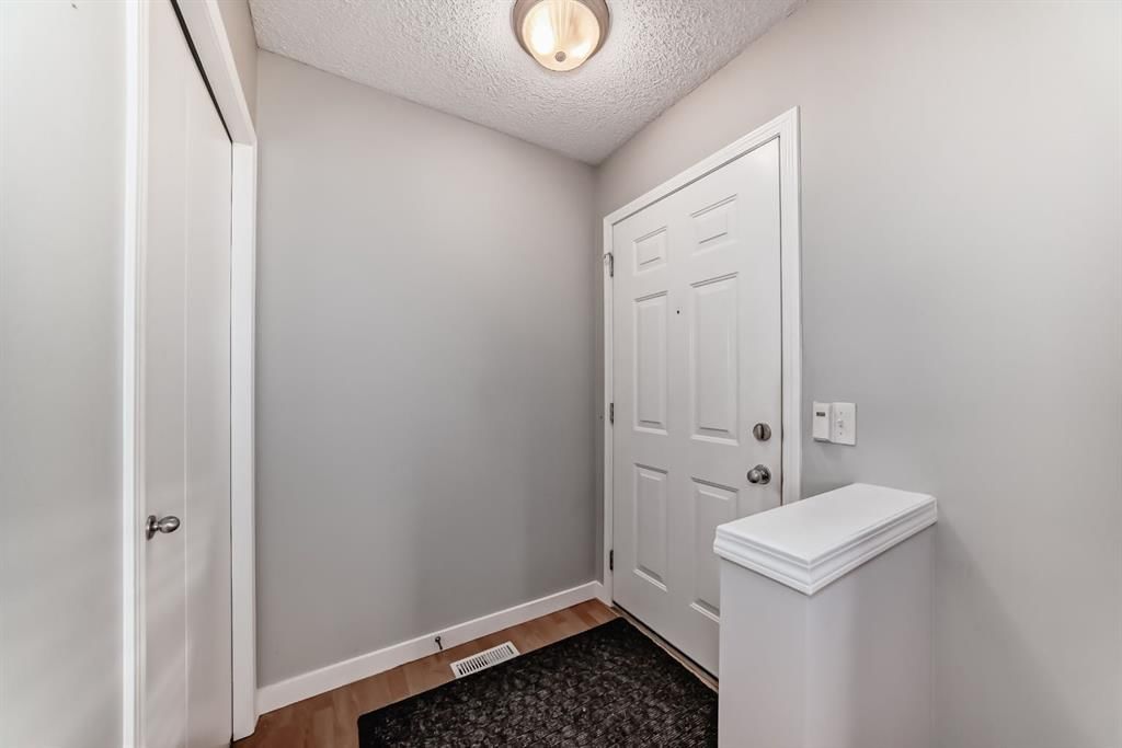 213 Prestwick Circle SE, Calgary — photo 4 of 33