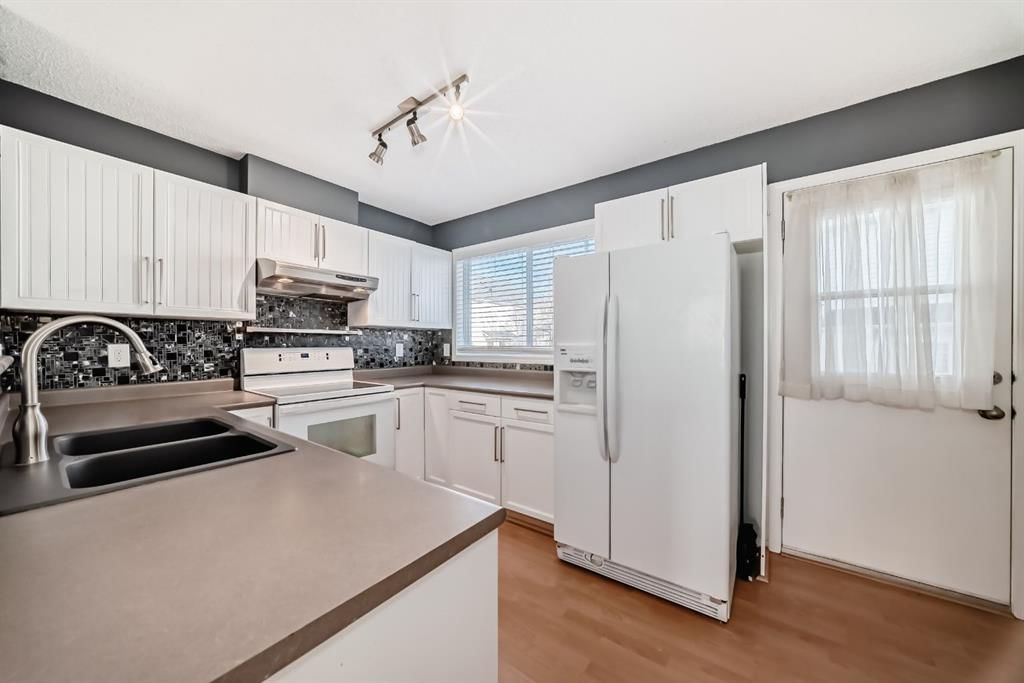 213 Prestwick Circle SE, Calgary — photo 5 of 33