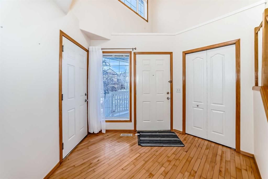 17 Royal Birkdale Crescent NW, Calgary — photo 4 of 44