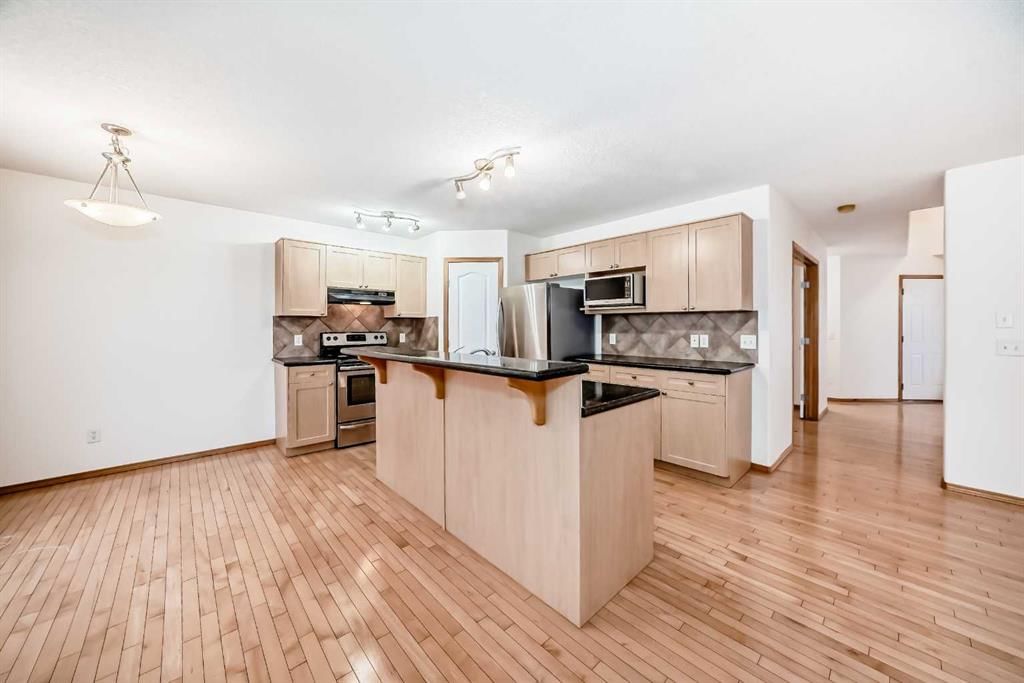 17 Royal Birkdale Crescent NW, Calgary — photo 5 of 44
