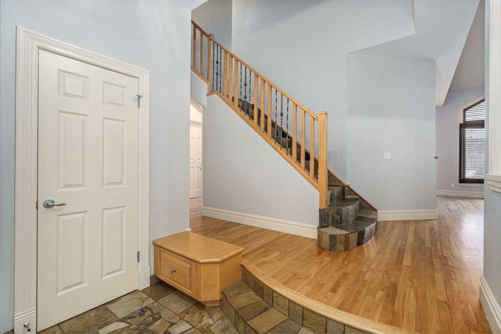 6002 Bow Crescent NW, Calgary — photo 3 of 46
