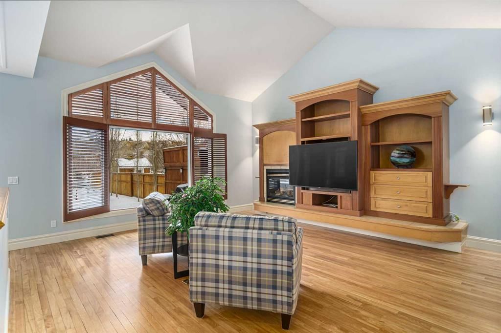 6002 Bow Crescent NW, Calgary — photo 4 of 46