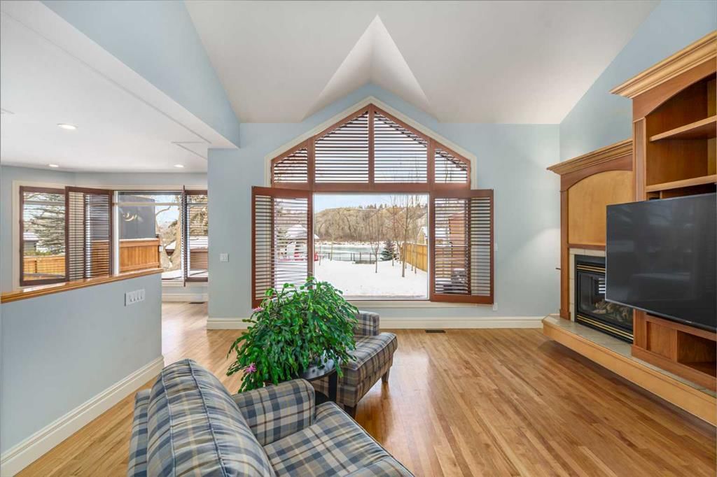 6002 Bow Crescent NW, Calgary — photo 5 of 46