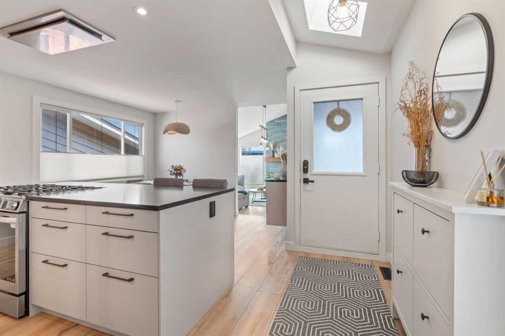 7132 36 Avenue NW, Calgary — photo 3 of 42