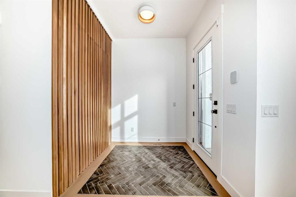 517 34A Street NW, Calgary — photo 4 of 43