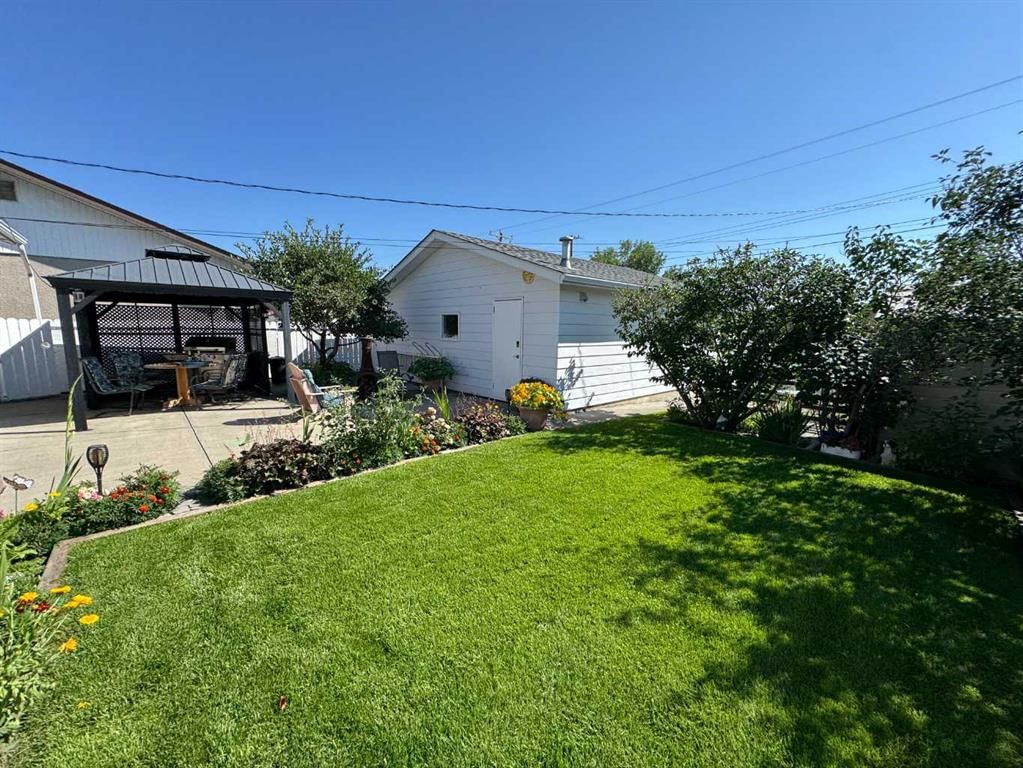 9936 Warren Road SE, Calgary — photo 5 of 50