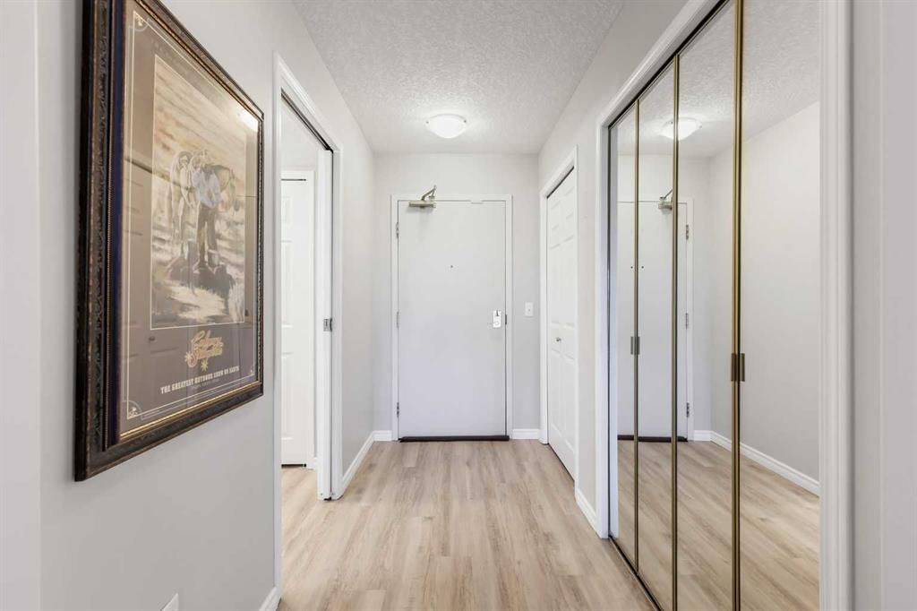 404, 7239 Sierra Morena Boulevard SW, Calgary — photo 2 of 31
