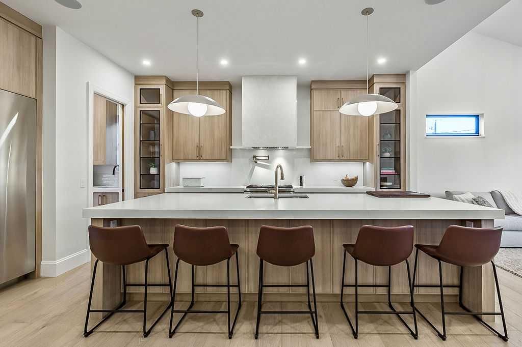 56 Lissington Drive SW, Calgary — photo 4 of 50