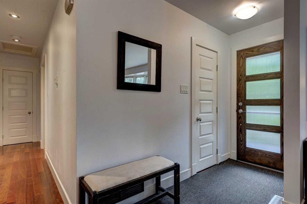 82 Gladys Ridge Road SW, Calgary — photo 3 of 34
