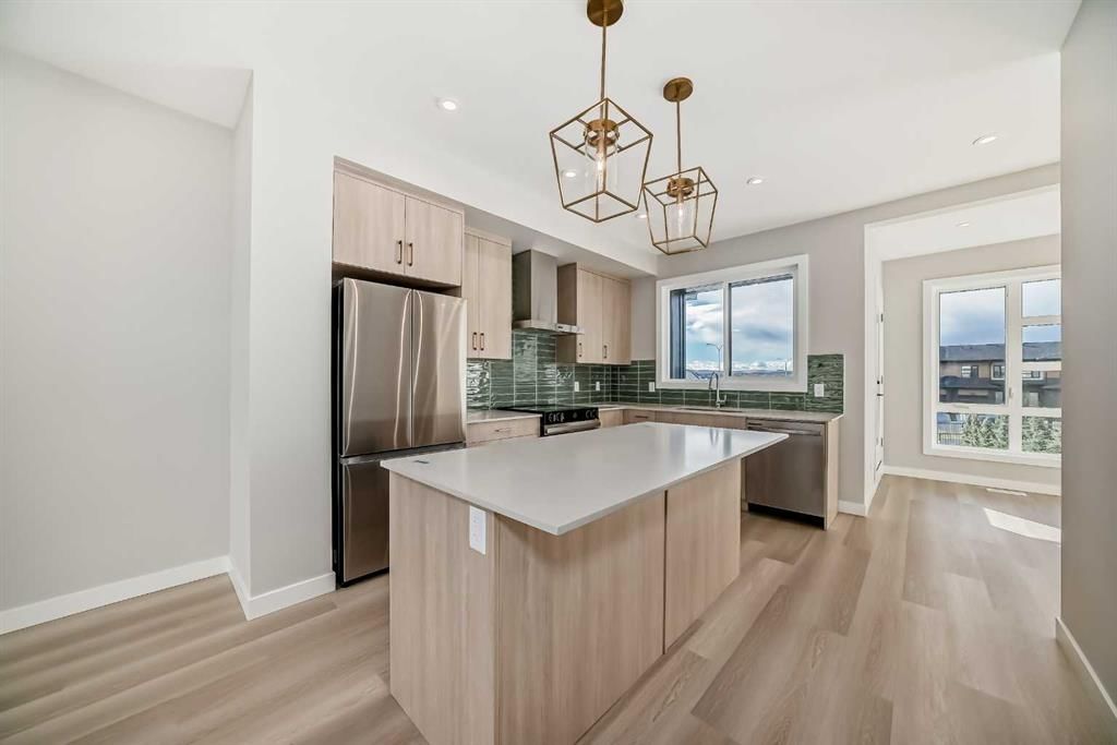 23 Lucas Way NW, Calgary — photo 2 of 34