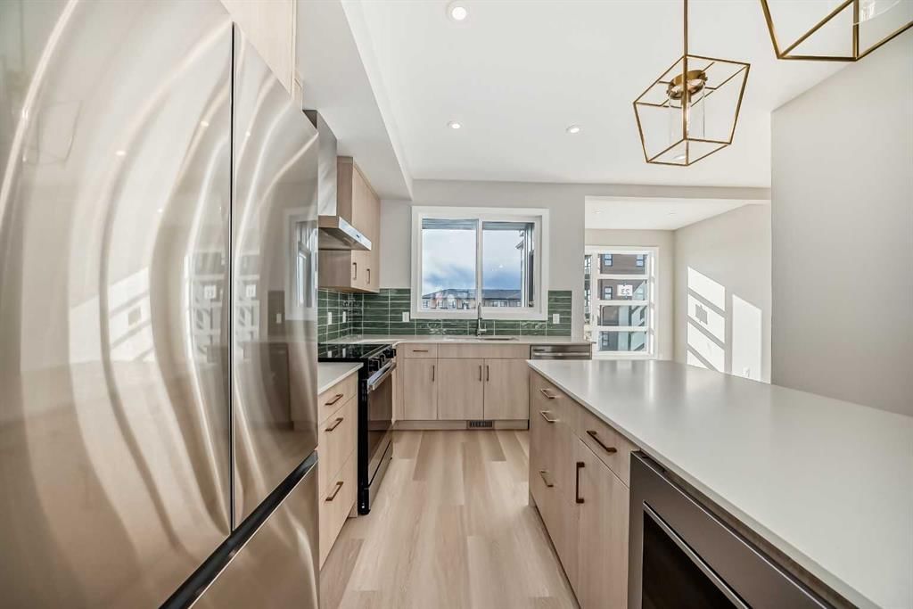 23 Lucas Way NW, Calgary — photo 3 of 34