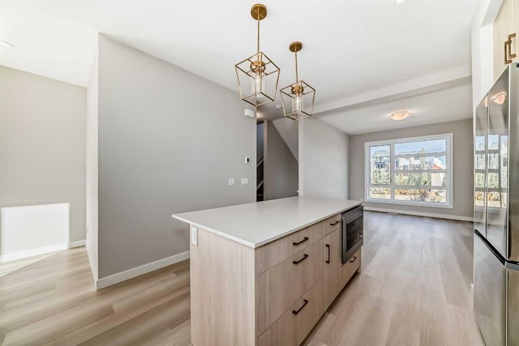 23 Lucas Way NW, Calgary — photo 5 of 34