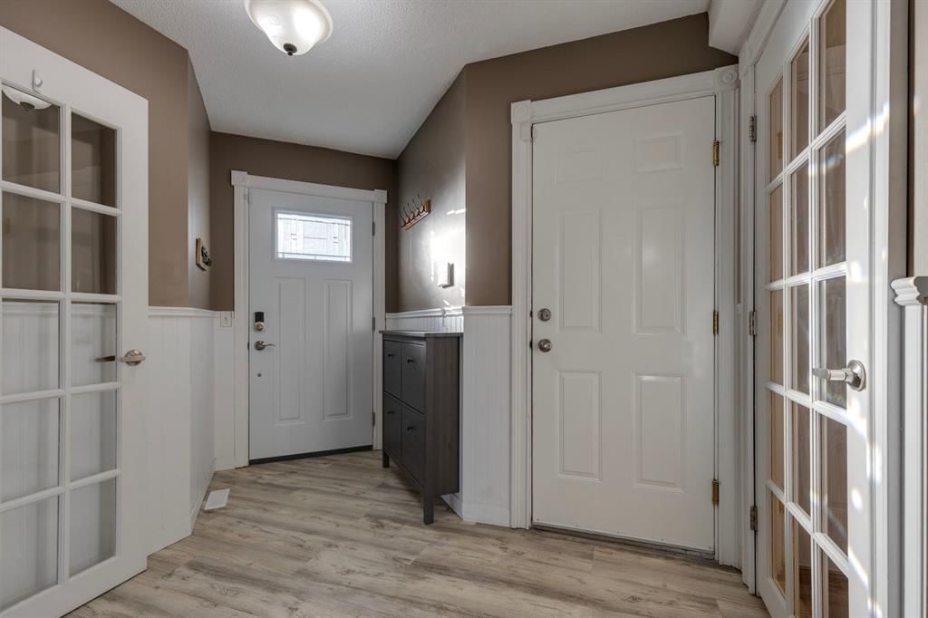 22 Hidden Spring Court NW, Calgary — photo 3 of 43