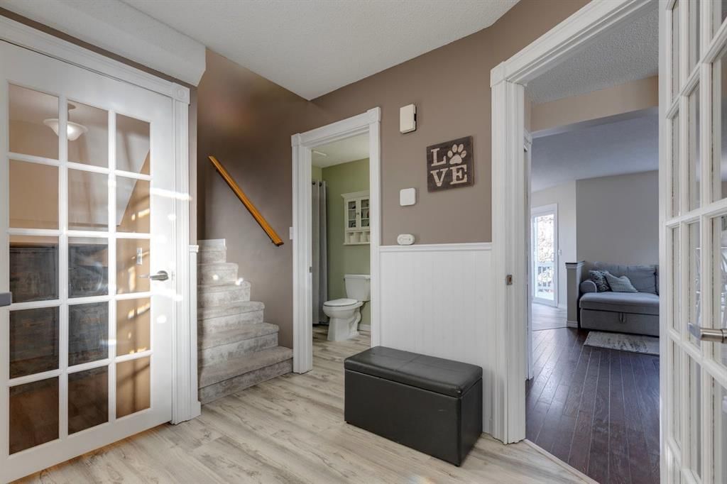 22 Hidden Spring Court NW, Calgary — photo 4 of 43