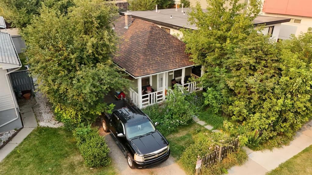 1816 27 Avenue SW, Calgary — main listing photo