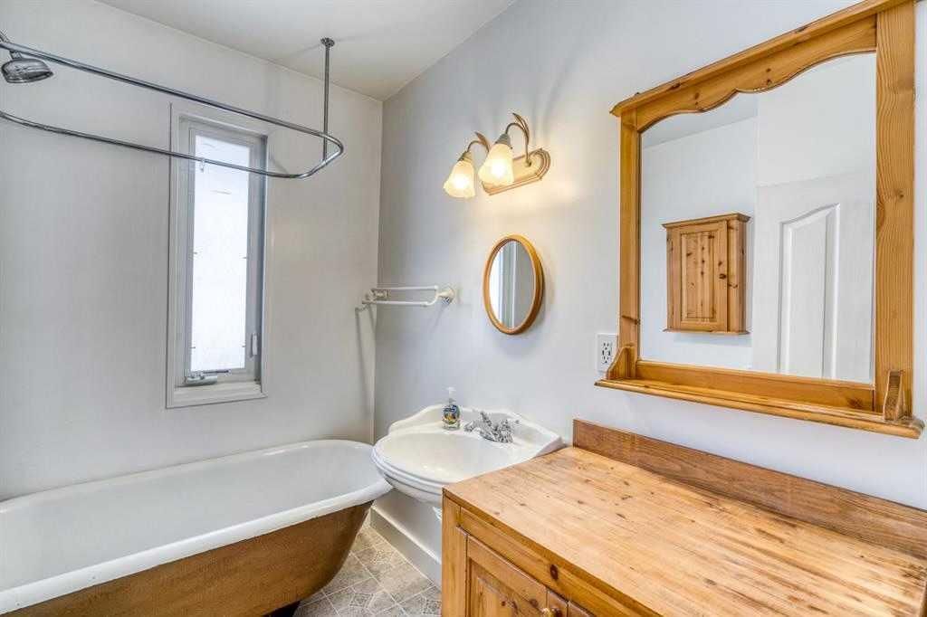 1816 27 Avenue SW, Calgary — photo 5 of 9
