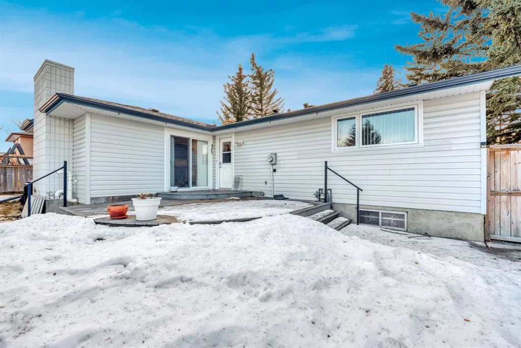 16 Thornwood Close NW, Calgary — photo 4 of 38